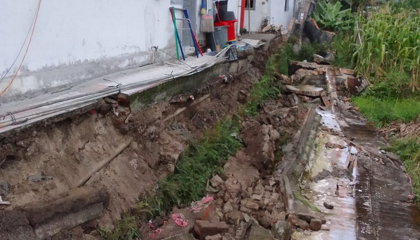 Ratusan rumah warga di sepanjang Jalan Marhusa Panggabean Kecamatan Siatasbarita rusak parah pasca-gempa tektonik M-6.0, Sabtu (1/10/2022) dini hari.