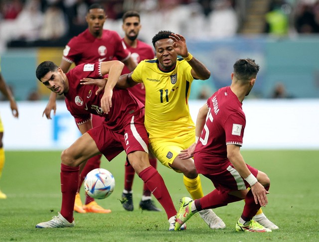 Pemain Ekuador Michael Estrada beraksi bersama pemain Qatar Karim Boudiaf dan Bassam Al-Rawi di Stadion Al Bayt, Al Khor, Qatar, Minggu (20/11/2022). Foto: Molly Darlington/REUTERS