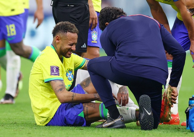 Neymar cedera saat Brasil bertemu Serbia. Foto: Kai Pfaffenbach/REUTERS