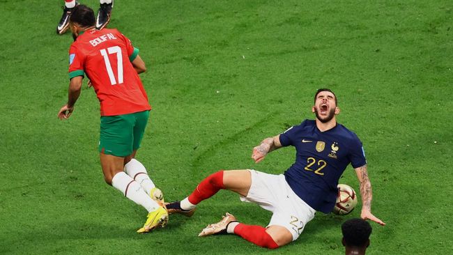 Insiden Sofiane Boufal dan Theo Hernandez di semifinal Piala Dunia 2022. (REUTERS/HANNAH MCKAY)