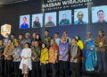 Menteri Luar Negeri (Menlu) Retno LP Marsudi memberikan penghargaan Hassan Wirajuda Pelindungan Award (HWPA) kepada 22 pegiat pelindungan WNI