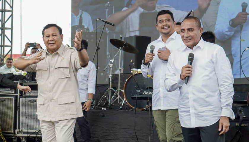 Konsentrasi pengunjung yang semula hanyut dengan lantunan lagu hits oleh salah satu penyanyi papan atas ibukota Budi Doremi di pesta rakyat guna memeriahkan 'launching' Pemuda Bela Negara (PBN) di halaman Kantor Pelindo Belawan, Sabtu (28/1/2023), sontak pecah.