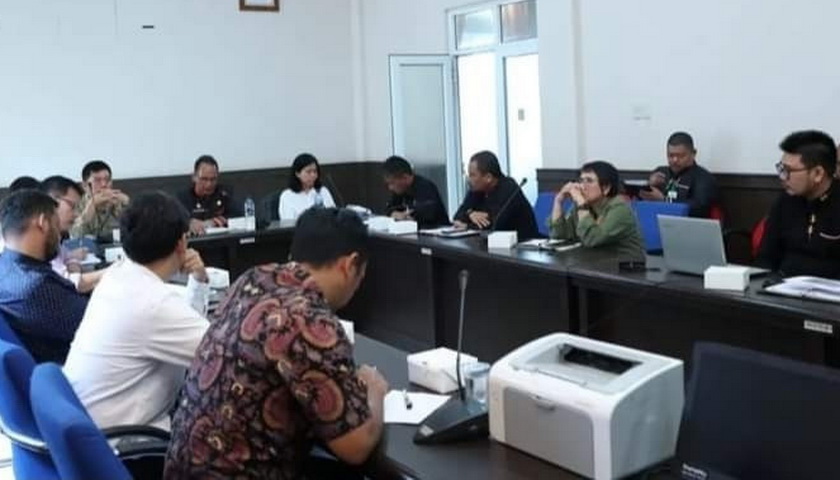 Sekretaris Daerah Pakpak Bharat Jalan Berutu SPd MM mengadakan pertemuan dengan pihak perwakilan Kantor Wilayah Badan Pertanahan Sumatera Utara dan Kantor Badan Pertanahan Kabupaten Pakpak Bharat, perwakilan PT Tunggal Menara Jaya, serta beberapa pihak lainnya.