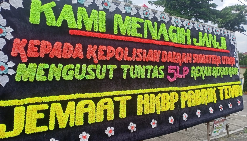 Seratusan jemaat HKBP Pabrik Tenun Medan menggelar aksi damai di Mapolda Sumut Jalan Raya Medan - Tanjung Morawa, Senin (20/2/2023).