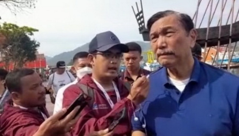 Luhut Binsar Panjaitan menyampaikan pujiannya terhadap Orang Batak di Kabupaten Toba, Balige. Pujian itu muncul karena warga setempat telah bekerja baik, terlihat dengan kotanya yang bersih.