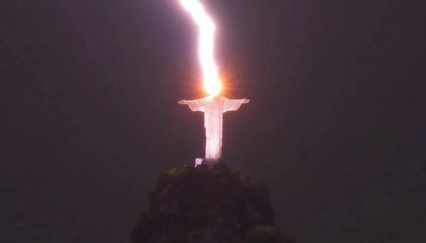 Patung Yesus raksasa yang sangat terkenal di Rio de Janeiro, Brasil tersambar petir, belum lama ini. Momen yang mencengangkan tersebut sempat terekam seorang warga