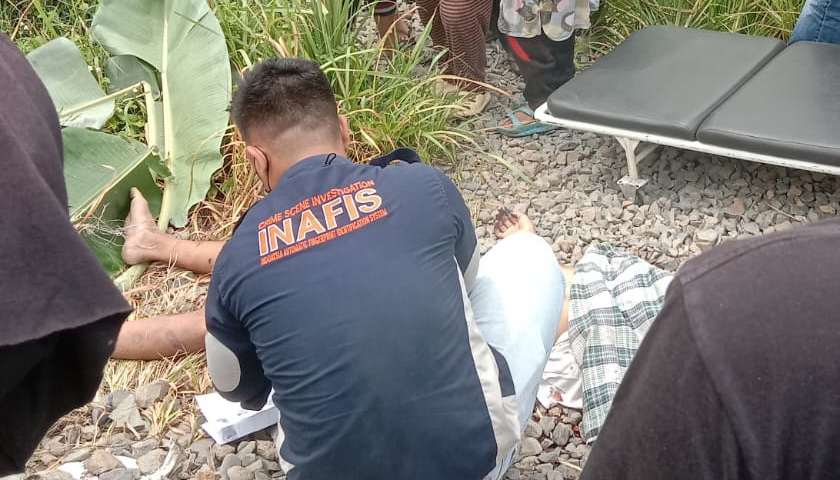 Seorang remaja bernama Muhammad Kholik Darmawan (17) tewas setelah tertabrak kereta api di Jalan Sempurna Gang Mawar I Desa Sambirejo Timur Kecamatan Percut Seituan, Rabu (1/2/2023) sekira pukul 09.00 WIB.