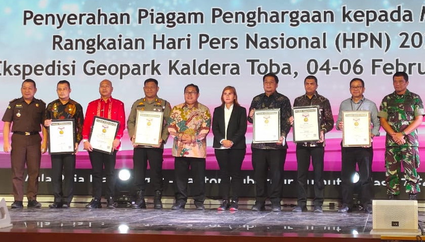 Kapolda Sumut Irjen Pol Drs Panca Putra S MSi mendapat piagam penghargaan dari SMSI (Serikat Media Siber Indonesia).
