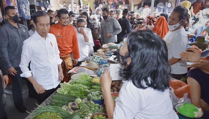 Kunjungan Presiden Joko Widodo di dua pasar tradisionil di Kota Medan dapat sambutan meriah luar biasa dari masyarakat dan para pedagang, Kamis (9/2/2023).