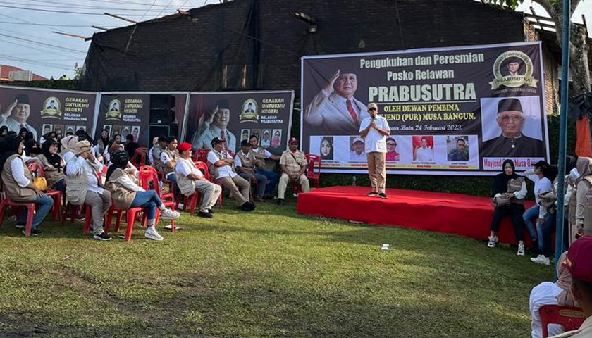 Wakil Ketua Umum DPP Partai Gerindra Mayjend TNI (Purn) Musa Bangun mengukuhkan Relawan Prabu Sutra di Medan, Jumat (24/2/2023).