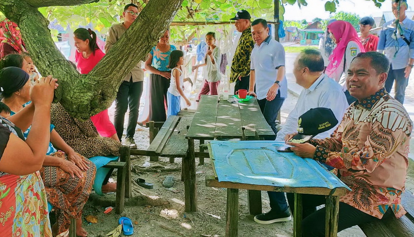 Bupati Kabupaten Serdang Bedagai (Sergai) H Darma Wijaya melihat keberadaan rumah masyarakat yang berdiri tidak jauh dari bibir Pantai Merdeka di Desa Bagan Kuala,Kecamatan Tanjung Beringin, Sergai, Rabu (1/2/2023).