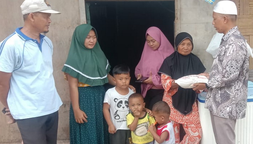 Aminah (61) janda yang berdomisili di Dusun III Desa Pematang Cermai, Kecamatan Tanjung Beringin, Serdang Bedagai (Sergai), Sumatera Utara, mengaku terharu dan bahagia menerima bantuan beras 1 goni dengan berat 5 kg.