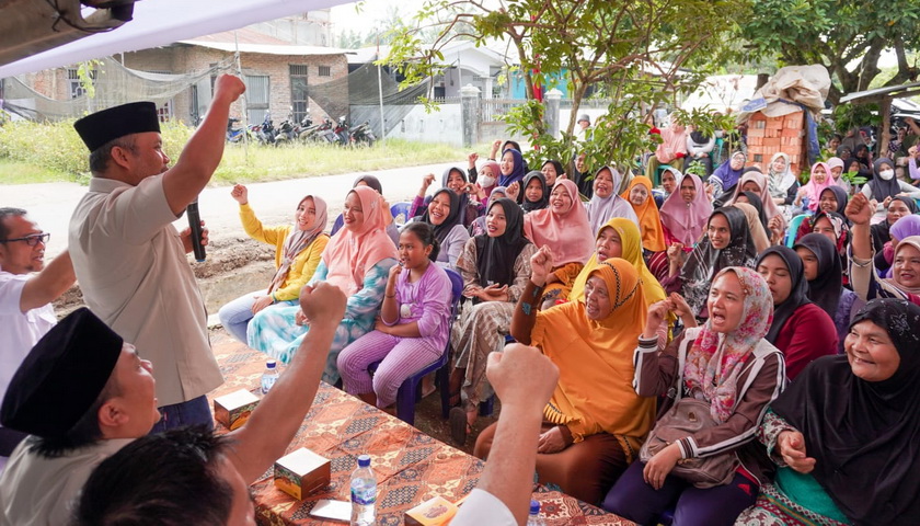 DPD Partai Gerindra Sumut membagikan sembako dan melakukan penanaman pohon. Kegiatan berlangsung di Taman Edukasi Binjai, Selasa (22/3/2023).