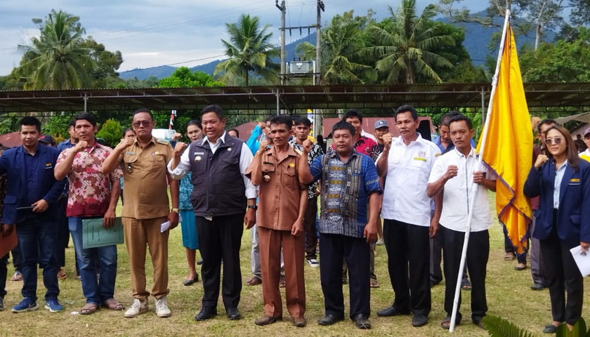 Pembina Umum Karang Taruna Kabupaten Dairi Dr Eddy Keleng Ate Berutu melantik langsung Pengurus Karang Taruna Desa Sumbari, Kecamatan Silima Punggapungga, Kabupaten Dairi Sumatera Utara, Kamis (2/3/2023).