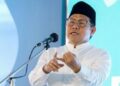 JAKARTA, DELITIMES,ID - PKB (Partai Kebangkitan Bangsa) merespons pernyataan PKS (Partai Keadilan Sejahtera) yang menyebut ada ketum partai politik (parpol) parlemen yang ingin bergabung ke Koalisi Perubahan untuk Persatuan (KPP), dengan syarat menjadi calon wakil presiden Anies Baswedan. Wakil Ketua Umum (Waketum) PKB Jazilul Fawaid, menyatakan partainya tidak tergoda untuk bergabung ke KPP meski Ketum PKB Muhaimin Iskandar atau Cak Imin menjadi cawapres Anies Baswedan. Sebab, katanya, PKB sudah berkomitmen dengan Gerindra membentuk Koalisi Kebangkitan Indonesia Raya (KKIR). "PKB sudah mengikat janji dengan Gerindra. PKB tetap komitmen, dan tidak tergoda dinamika koalisi ‘sebelah,’ apalagi seperti yang disampaikan PKS. Tentu, maksudnya bukan PKB,” ujar Jazilul, Sabtu (25/3/2023). Jazilul mengungkapkan, saat ini Cak Imin dan Ketum Gerindra Prabowo Subianto sedang merumuskan dan segera menentukan nama capres-cawapres. "Gus Muhaimin dan Pak Prabowo, sebentar lagi, sesuai dengan mandat koalisi akan memutuskan pasangan capres dan cawapres," ungkapnya. Sejauh ini pula, tambah Jazilul, Muktamar PKB masih mengamanatkan Cak Imin menjadi capres 2024, hingga partainya dan Gerindra memutuskan siapa yang akan diusung pada Pilpres 2024. "Sampai saat ini, PKB fokus bekerja sesuai mandat muktamar agar Gus Muhaimin tetap maju menjadi capres, sambil menunggu hasil kesepakatan Gus Muhaimin dengan Prabowo,” sambungnya. Sebelumnya, Wakil Ketua Majelis Syuro PKS Sohibul Iman mengungkap ada partai politik (parpol) yang ingin bergabung ke Koalisi Perubahan. Namun dengan syarat, ketum parpol tersebut ingin menjadi calon wakil presiden (cawapres) mendampingi Anies Baswedan. “Tentu sekarang ada beberapa pimpinan partai yang ingin merapat. Mereka kemudian mensyaratkan ketua umumnya ingin menjadi cawapres. Ketum parpol di luar kita,” ujar Sohibul Iman di Sekretariat Perubahan di Kebayoran Baru, Jakarta Selatan, Jumat (24/3/2023). Sohibul menuturkan, parpol yang berkomunikasi dengan PKS, NasDem dan Demokrat itu merupakan parpol di parlemen. Namun soal partai siapa yang dimaksud, Sohibul enggan membeberkan. "Jadi, di luar tiga ini kan ada partai yang juga berkomunikasi. Mereka mengatakan siap bergabung tapi ingin jadi cawapres, kan ada juga. Iya yang berkomunikasi, parpol-parpol parlemen. Tebak-tebak aja,” katanya. Lebih lanjut soal cawapres Anies, Sohibul mengatakan, masing-masing parpol di Koalisi Perubahan sudah mengusulkan. Mulai dari kader partai hingga sosok potensial lainnya. “Kan sebetulnya nama-namanya sudah beredar. Yang jelas dari PKS ada Kang Aher, dari Demokrat ada AHY, dari NasDem ada Bu Khofifah. Bahkan juga sebelumnya ada Pak Andika. Kemudian ada juga Mbak Yenny, itu juga ada muncul,” jelas Sohibul. Kendati demikian, Sohibul menegaskan, terkait penentuan cawapres, masing-masing parpol tetap memprioritaskan pertimbangan yang berkembang di internal koalisi. Terlebih, koalisi sudah menyerahkan urusan tersebut ke Anies Baswedan sebagai capres. "Tentu kita berikan pemahaman bahwa ini koalisi yang awal sudah ada nih bertiga. Ya tentu saja yang jadi priority dalam hal pencawapresan, apa yang berkembang dari tim tiga ini,” kata Sohibul. (RED)
