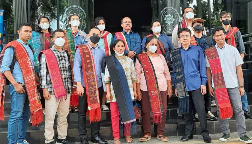 enolakan terhadap aktifitas perusahaan tambang di Kabupaten Dairi Sumatera Utara terus digelorakan. Rabu (29/3/2029), sidang gugatan PTUN warga Dairi untuk menolak Persetujuan Lingkungan PT. Dairi Prima Mineral berlangsung di PTUN Jakarta.