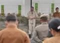 Mengambil tempat di lapangan parkir Kantor Bupati Pakpak Bharat, Kompleks Panorama Indah Sindeka, Salak, Bupati Pakpak Bharat Franc Bernhard Tumanggor memimpin 'apel perdana' di tahun 2023 bagi segenap aparatur dan jajaran pemkab setempat, Senin (2/1/2023).