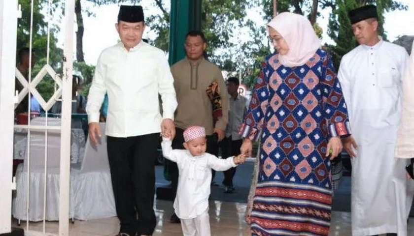 Pemandangan berbeda terlihat dari Kepala Staf TNI AD (KSAD) Jenderal TNI Dudung Abdurachman, di momen Hari Raya Idul Fitri 1444 H, Sabtu (22/4/2023).