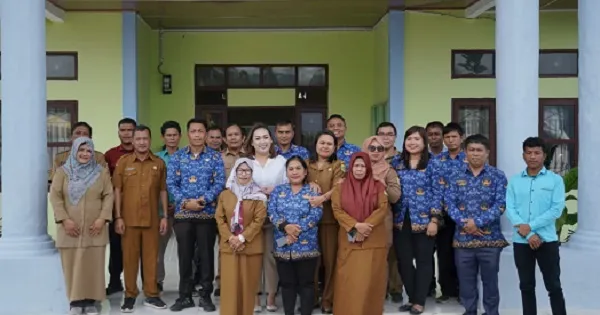 Ketua Dewan Kerajinan Nasional Daerah (Dekranasda) Pakpak Bharat Juniatry Franc Tumanggor menyerahkan berbagai jenis mesin pendukung bagi para pelaku UMKM yang ada di wilayah Kabupaten Pakpak Bharat, Selasa (17/1/2022).