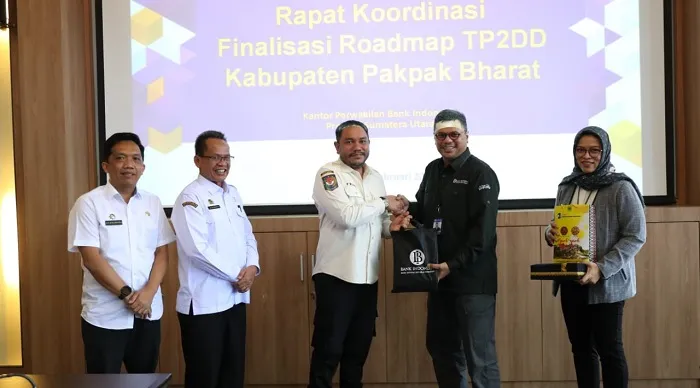 Bupati Pakpak Bharat Franc Bernhard Tumanggor memimpin Rapat Finalisasi Tim Percepatan dan Perluasan Digitalisasi Daerah (TP2DD) di Ruang Rapat Garuda, Kompleks Kantor Bupat Pakpak Bharat, Rabu (15/2/2023).