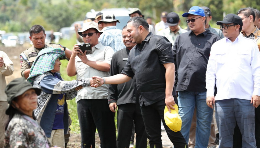 Bupati Pakpak Bharat Franc Bernhard Tumanggor mendampingi Direktur Pengolahan dan Pemasaran Hasil Tanaman Pangan Kementan RI beserta rombongan, meninjau progres pembangunan food estate di Kecamatan STTU Julu, Kamis (13/4/2023).