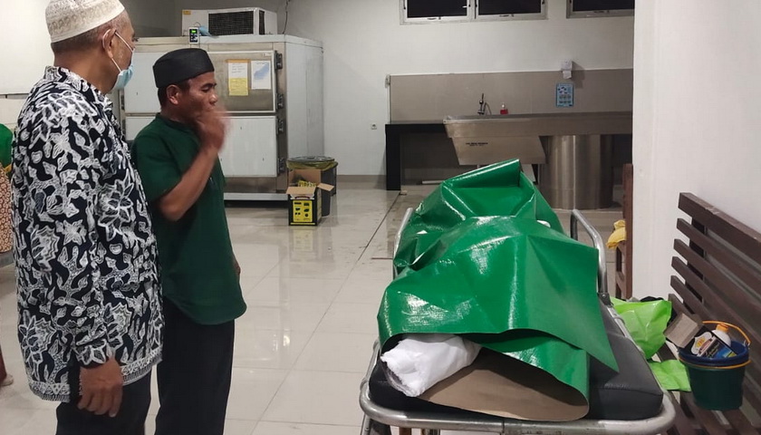 Seorang perempuan bernama Maya Lita Yulianti mengalami nasib tragis. Di tengah kemiskinan yang mendera, perempuan mualaf ini meninggal dunia dan pihak keluarga suami malah menolak mengurusi jenazah almarhumah. Suami almarhumah sendiri sedang berada di penjara.