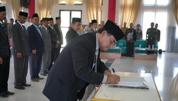 Bupati Pakpak Bharat Franc Bernhard Tumanggor melantik dan mengukuhkan kepengurusan Forum Komunikasi Kepala Desa (FKKD) Kabupaten Pakpak Bharat Masa Bakti 2023-2027.