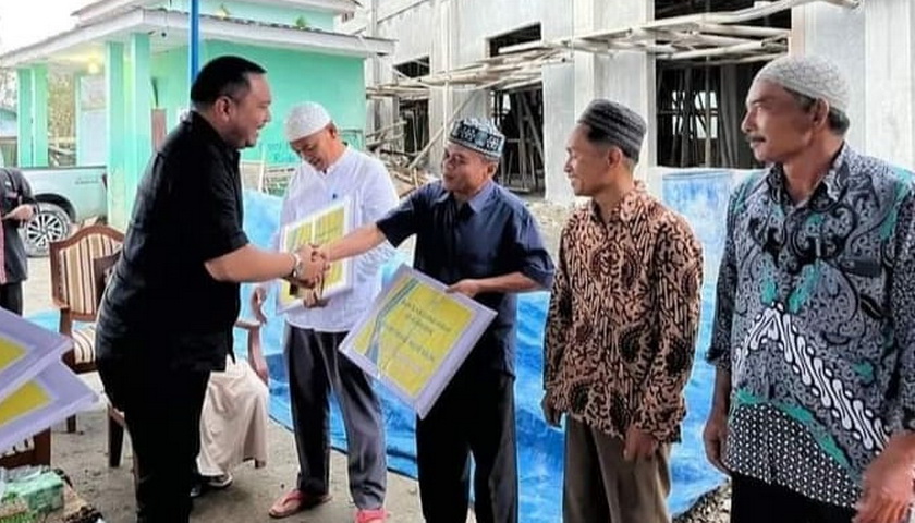 Bupati Pakpak Bharat Franc Bernhard Tumanggor menyerahkan secara simbolis bantuan pada 4 masjid yang ada di Kabupaten Pakpak Bharat dengan total Rp1.2 miliar