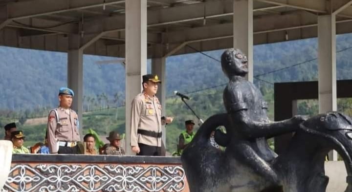 Kapolres Pakpak Bharat AKBP Bambang Christanto Utomo SH SIK MSi memimpin 'Apel Gelar Pasukan Operasi lilin 2023', di Lapangan Kasean Banurea Salak, Senin (17/4/2023).