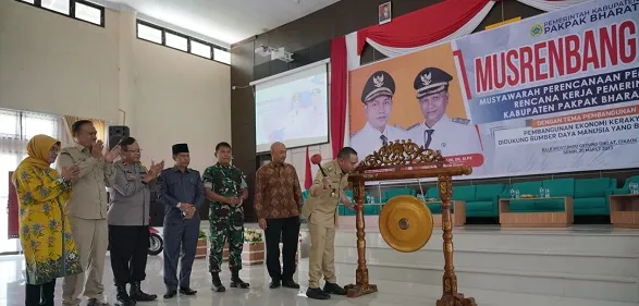 Bupati Pakpak Bharat Franc Bernhard Tumanggor membuka Musyawarah Perencanaan Pembangunan (Musrenbang RKPAD) Pakpak Bharat Tahun 2024, di Balai Diklat BKPSDM Pakpak Bharat, Cikaok, Senin (20/3/3023).