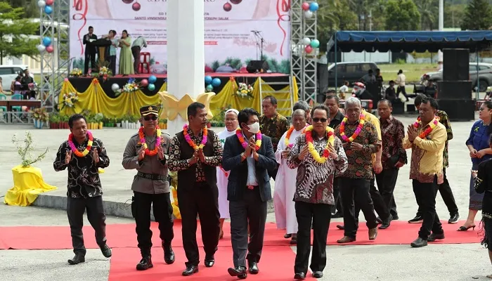 Syukuran Natal dan Tahun Baru SD St Vinsensius dan SMP St Yosef berlangsung, Jumat (13/1/2023), di Lapangan Kasean Banurea, Salak.