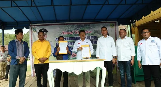 Wakil Gubernur Sumatera Utara H Musa Rajekshah Bersama Bupati Pakpak Bharat Franc Benrhard Tumanggor menyaksikan Penandatangan Kerja antara petani talas beneng dengan pihak pembeli (buyer di Dusun Trutung Bulung, Desa Simberuna, Kecamatan Sitellu Tali Urang Jehe.