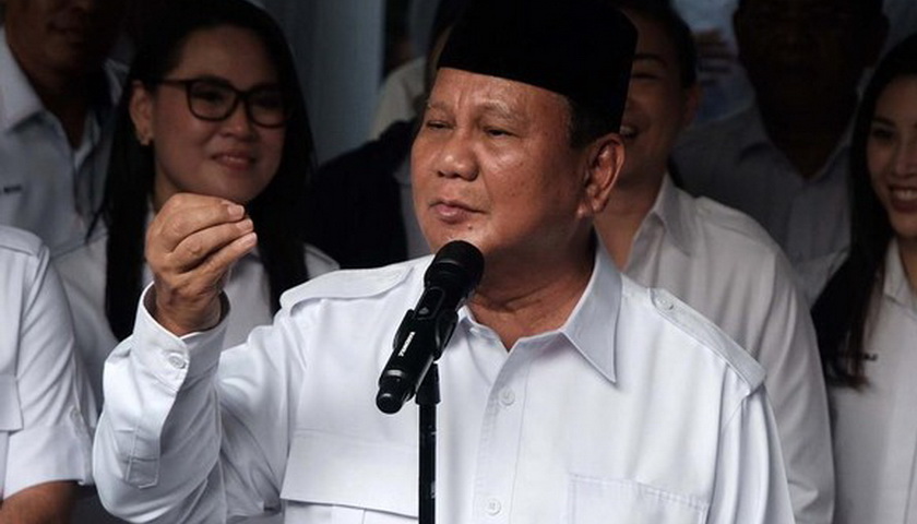 Pilihan terbaru masyarakat Indonesia versi Lembaga Survei Indonesia (LSI), menempatkan Prabowo Subianto pada urutan teratas. Dalam simulasi tiga nama, nama Ketua Umum Partai Gerindra ini mendapat elektabilitas tertinggi 30,3 persen.