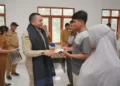 Bupati Pakpak Bharat Franc Bernhard Tumanggor mengunjungi Desa Perduhapen di Kecamatan Kerajaan, sekaligus menyerahkan kunci dan dokumen rumah Bantuan Stimulan Perumahan Swadaya bagi keluarga kurang mampu, Selasa (10/1/2023).