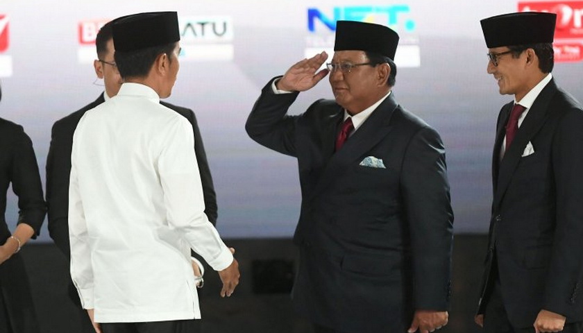 Sikap Menhan Prabowo Subianto di berbagai kesempatan saat mendampingi Presiden Joko Widodo (Jokowi) menuai sorotan publik. Sikap Prabowo yang terekam dan viral di media sosial mendapat komentar positif warganet.