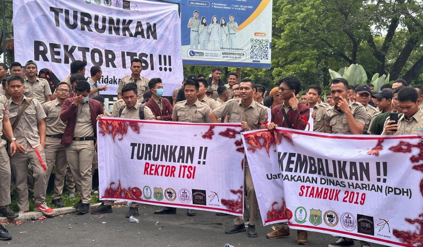 Puluhan mahasiswa ITSI (Institut Teknologi Sawit Indonesia) Medan menggelar aksi unjuk rasa di Kampus ITSI Medan Jalan Willem Iskandar Medan Estate, Rabu (10/5/2023)