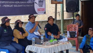 Warga yang tergabung dalam Aliansi Petani Untuk Keadilan (APUK) di Desa Bonian memperingati Hari Anti Tambang dengan menggelar diskusi.