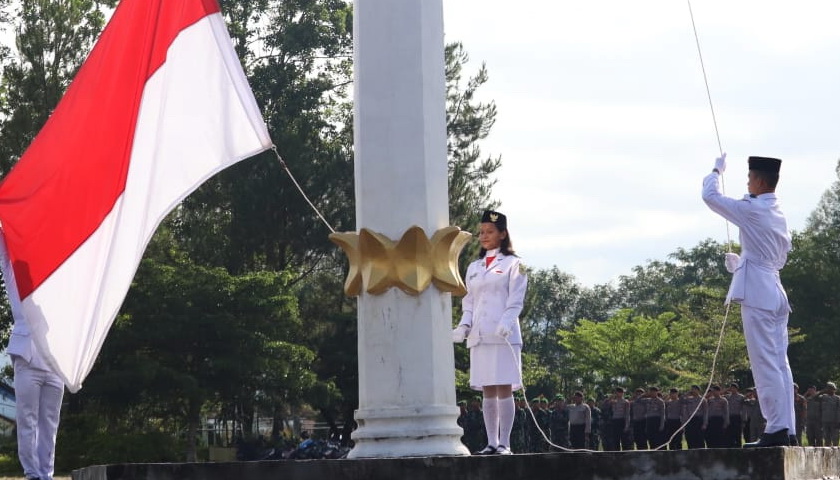 Pemerintah Kabupaten Pakpak Bharat menggelar upacara bendera untuk memperingati Hari Kebangkitan Nasional ke-115, di Lapangan Kasean Banurea, Senin (22/5/2023).