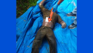 Personil Polsek Percut Seituan dan Tim Inafis Polrestabes Medan melakukan olah TKP terhadap penemuan mayat di aliran sungai yang tersangkut di alat pancing milik warga.