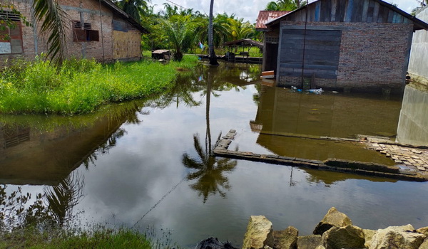 Masyarakat Desa Pekan Bandar Khalifah dan Desa Kayu Besar Kecamatan Bandar Khalifah, Kabupaten Serdang Bedagai,(Sergai), Sumatera Utara (Sumut), keluhkan banyak sungai yang ditutup dan diduga berubah menjadi kebun kelapa sawit.