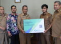 Bupati Pakpak Bharat Franc Bernhard Tumanggor melalui Sekda Jalan Berutu, menyerahkan santunan Jaminan Kematian (JKM) dan Kartu Kepesertaan BPJS Ketenagakerjaan bagi perangkat desa.
