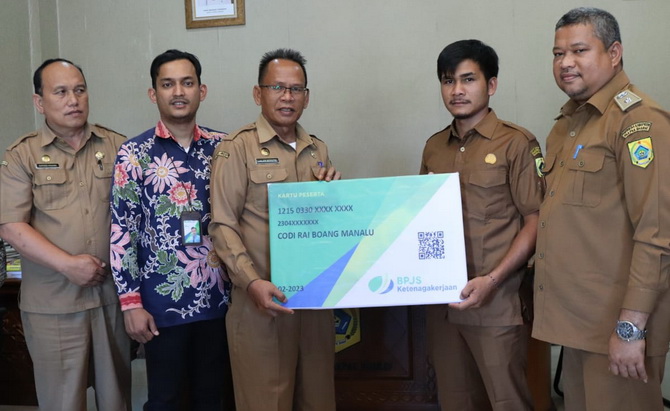 Bupati Pakpak Bharat Franc Bernhard Tumanggor melalui Sekda Jalan Berutu, menyerahkan santunan Jaminan Kematian (JKM) dan Kartu Kepesertaan BPJS Ketenagakerjaan bagi perangkat desa.