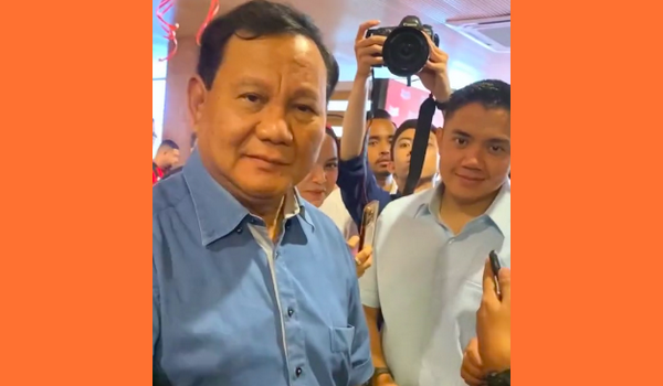 Keramahan Prabowo Subianto terhadap semua orang kembali terbukti ketika memberikan nyanyian ulang tahun kepada seorang wartawan.