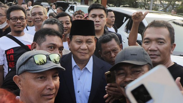 Wali Kota Solo Gibran Rakabuming Raka mengaku tak khawatir jika nanti DPP PDIP memanggilnya untuk klarifikasi. Hal itu ia sampaikan, Sabtu (24/6/2023), usai mendampingi Menhan RI yang juga Ketum Partai Gerindra Prabowo Subianto di Solo..