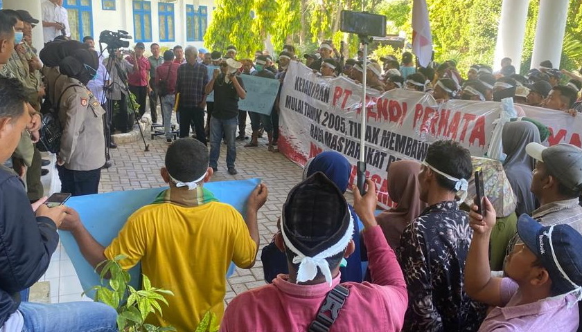Ratusan warga Desa Singkuang 1 Kecamatan Muara Batang Gadis (MBG) Kabupaten Mandailing Natal (Madina) Provinsi Sumatera Utara (Sumut) yang menggelar aksi damai di depan Gedung DPRD Madina, menegaskan akan menginap apabila tidak ada solusi dalam permasalahan antara warga dan PT Rendi Permata Raya.
