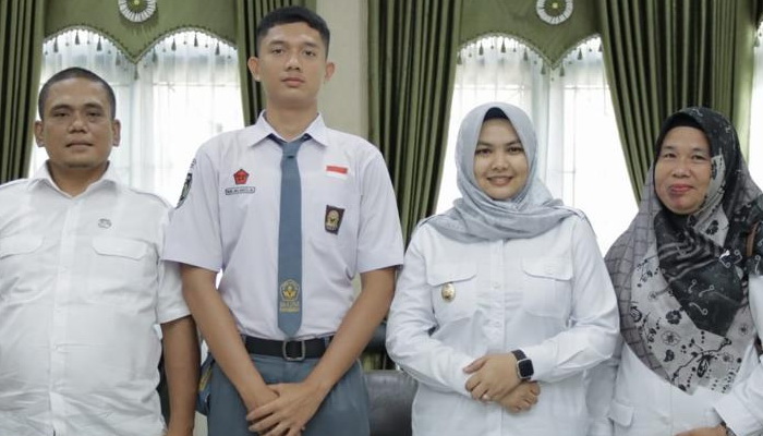Wakil Bupati Mandailing Natal Atika Azmi Utammi melepas Calon Paskibraka Nasional asal Kabupaten Mandailing Natal, Nabil Arya Barata Lubis.