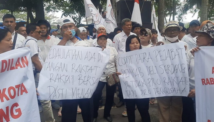 Ratusan masa dari Aliansi Masyarakat Perduli Keadilan bergabung dengan jemaat HKBP Tanjung Morawa Kota, kembali gelar aksi unjuk rasa di halaman Kantor Bupati Deli Serdang, Rabu (12/7/2023).