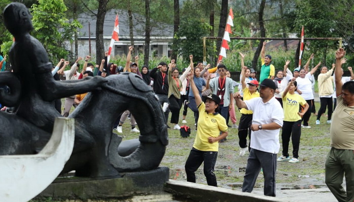 Menyambut HUT Pakpak Bharat ke 20 Pemerintah Kecamatan Salak selenggarakan senam massal dan pengobatan gratis di Lapangan Kasean Banurea Salak, Jumat (14/7/2023).