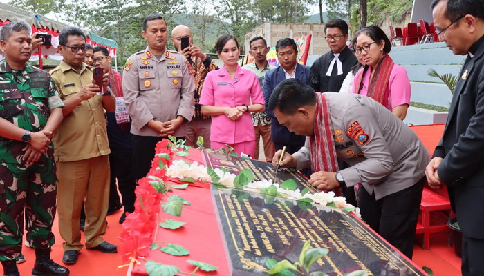 Kapolda Sumut Irjen Pol Drs RZ Panca Putra S MSi meresmikan Lapangan Sepakbola Seminarium Sipoholon di Tapanuli Utara, Selasa (11/7/2023).