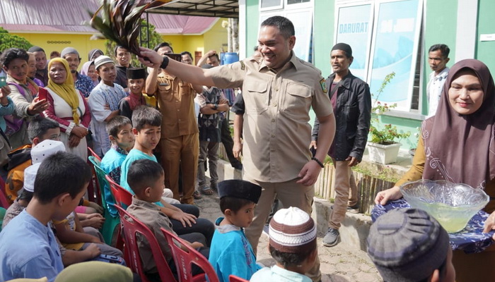 Bupati Pakpak Bharat Franc Bernhard Tumanggor menepungtawari para peserta sunatan massal dan operasi bibir sumbing di Puskesmas Sukaramai, Kecamatan Kerajaan, Kabupaten Pakpak Bharat, Selasa (4/7/2023).